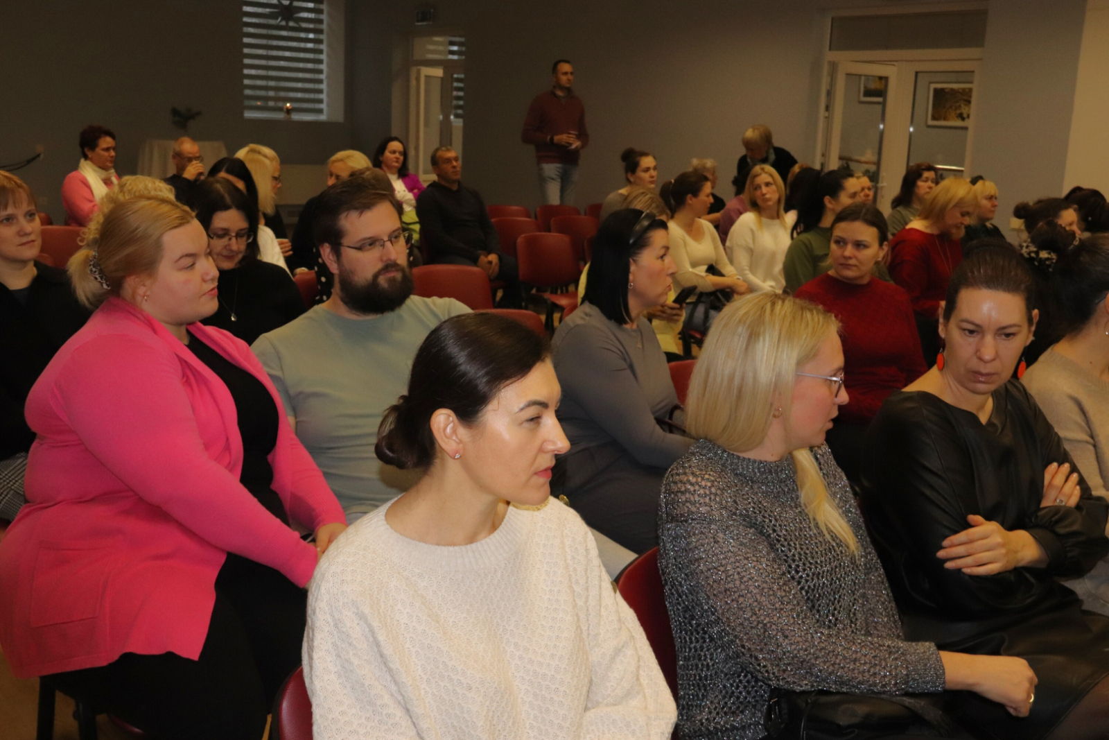 Popes kultūras namu piepildīja vecāki