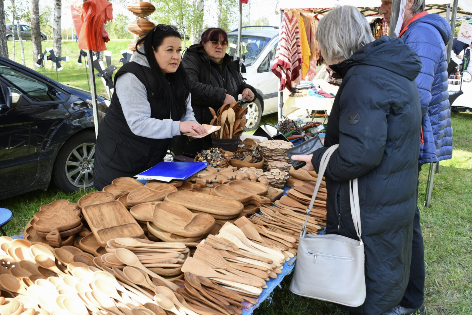 Apmeklētāji apskata tirgotāju piedāvājumu