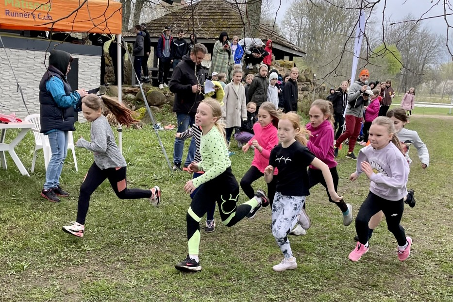 Sacensību dalībnieki skrien