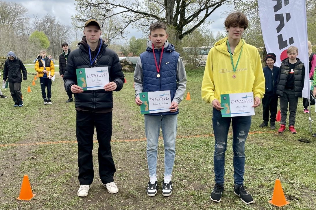 Sacensību dalībnieki ar diplomiem