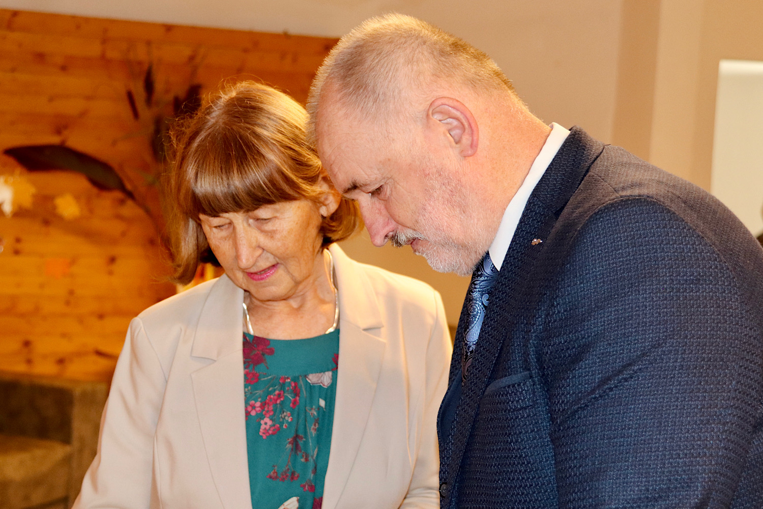 Seniori ierodas uz pasākumu