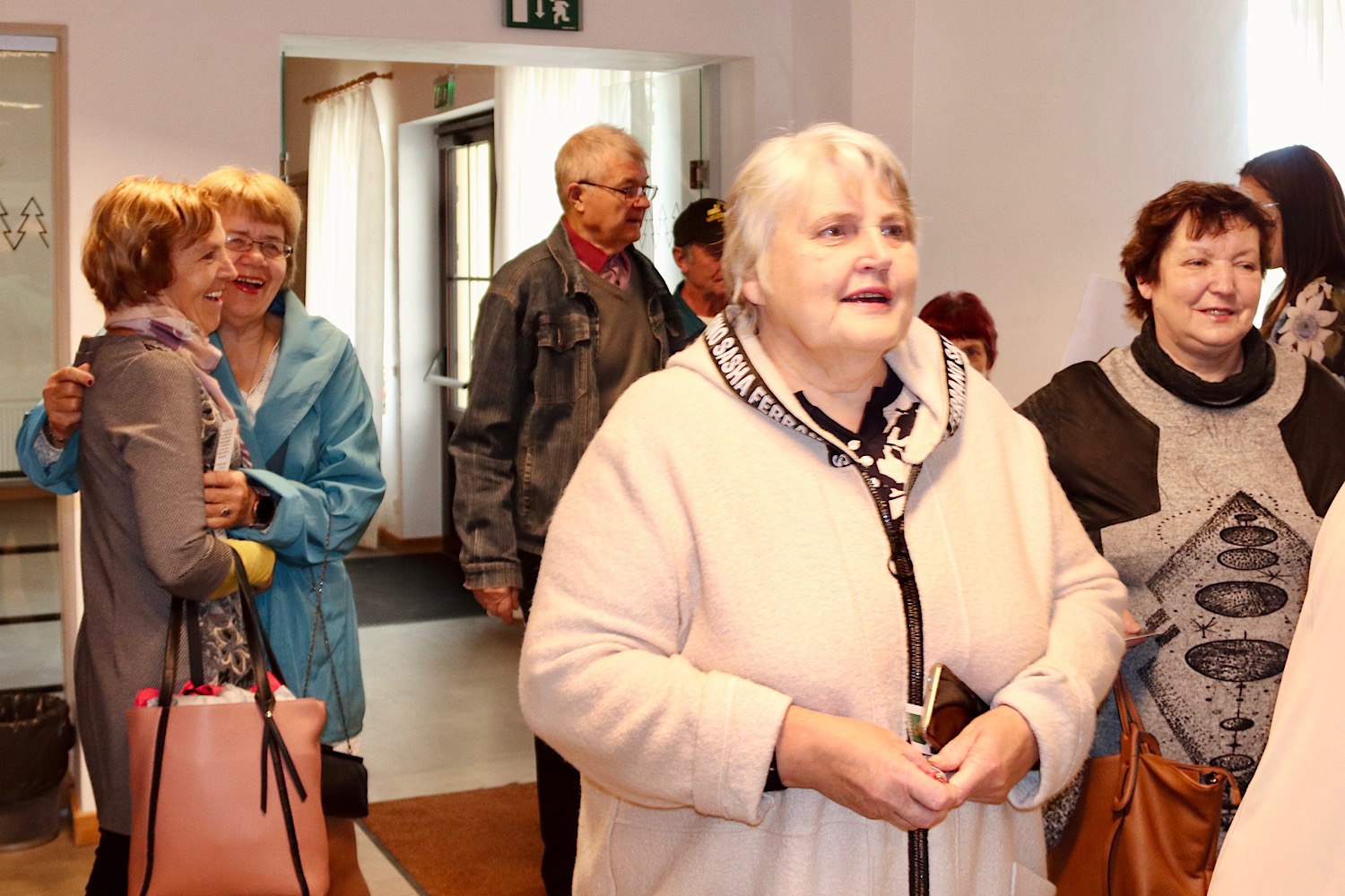 Seniori ierodas uz pasākumu