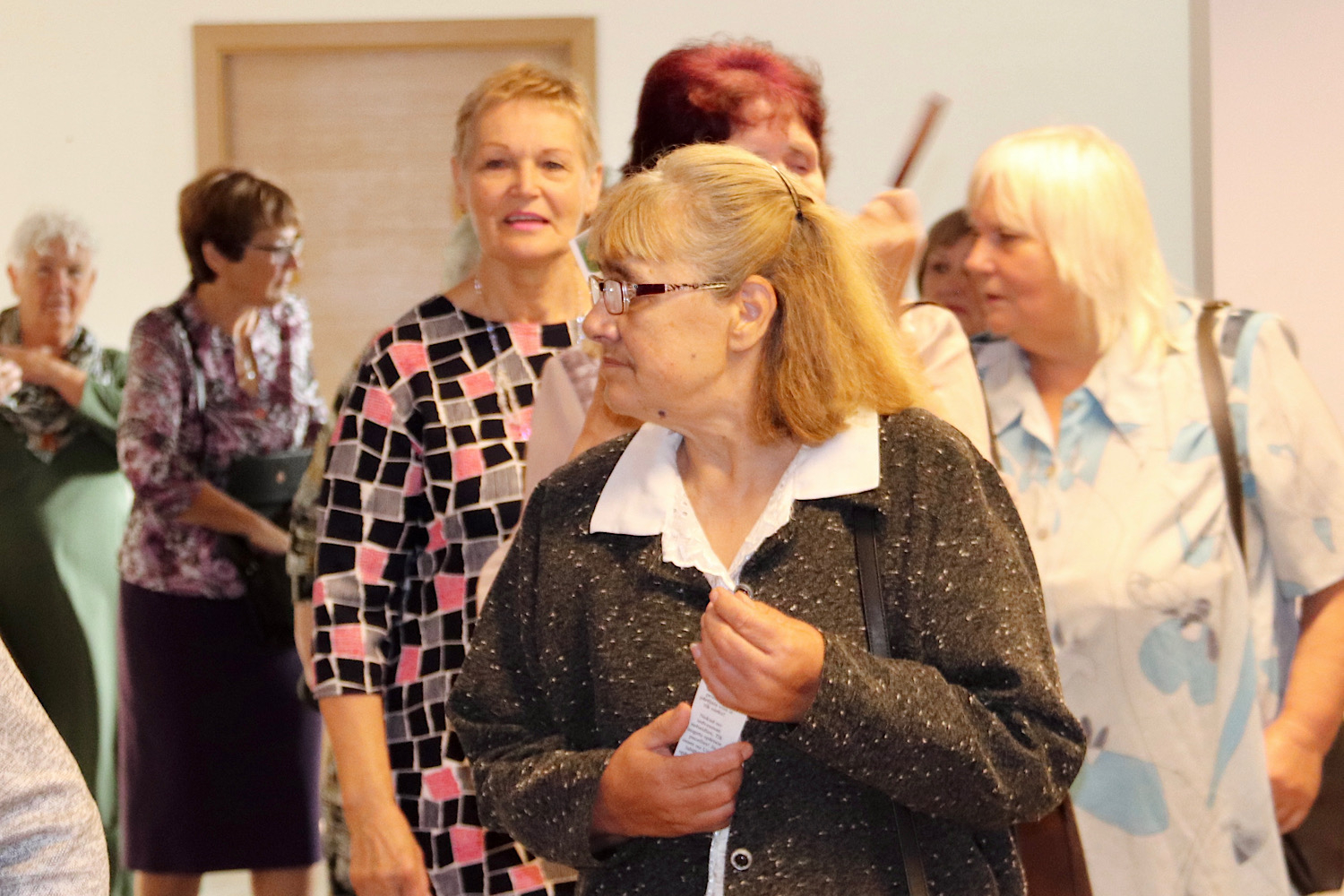 Seniori ierodas uz pasākumu