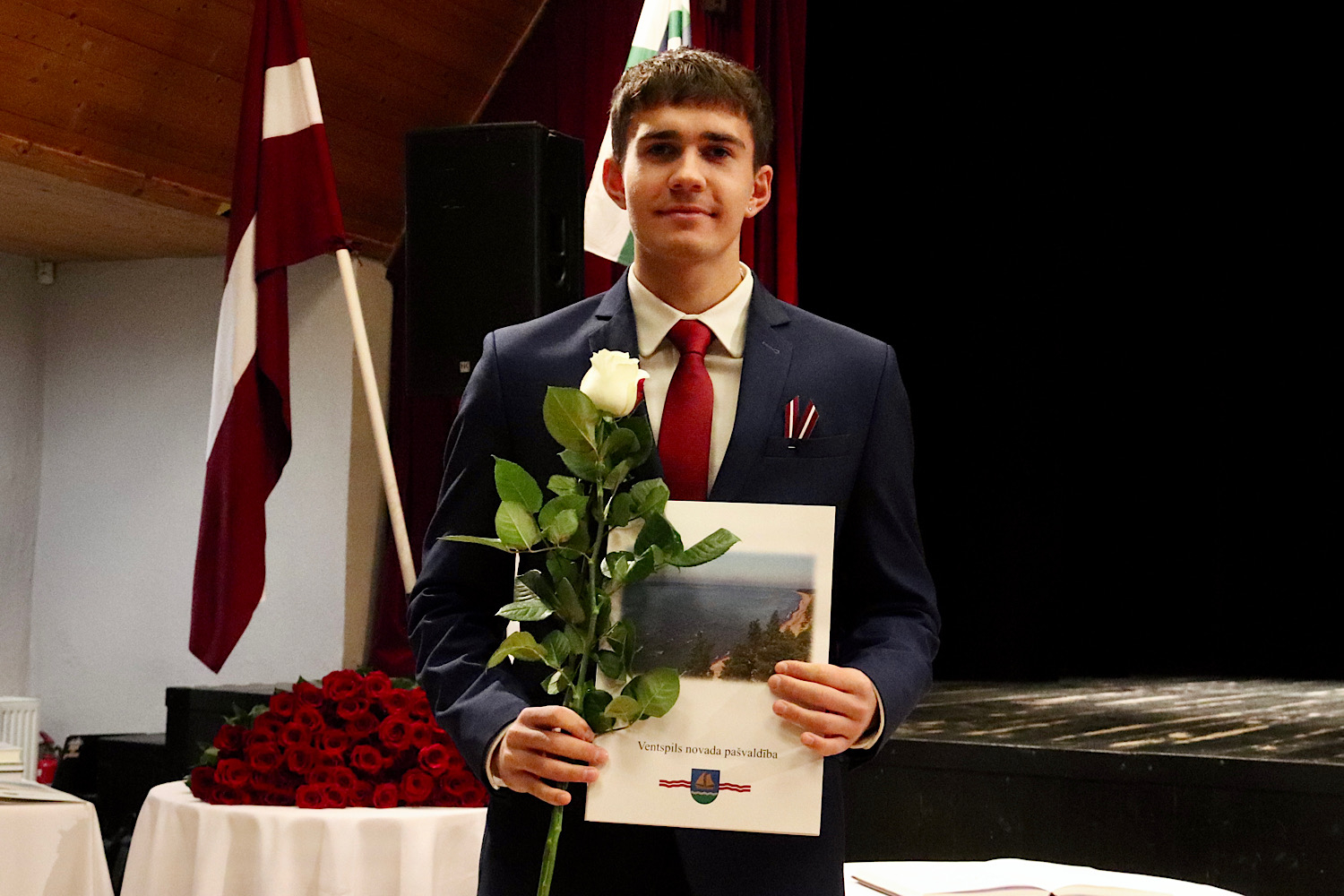 Apbalvotais ar ziediem