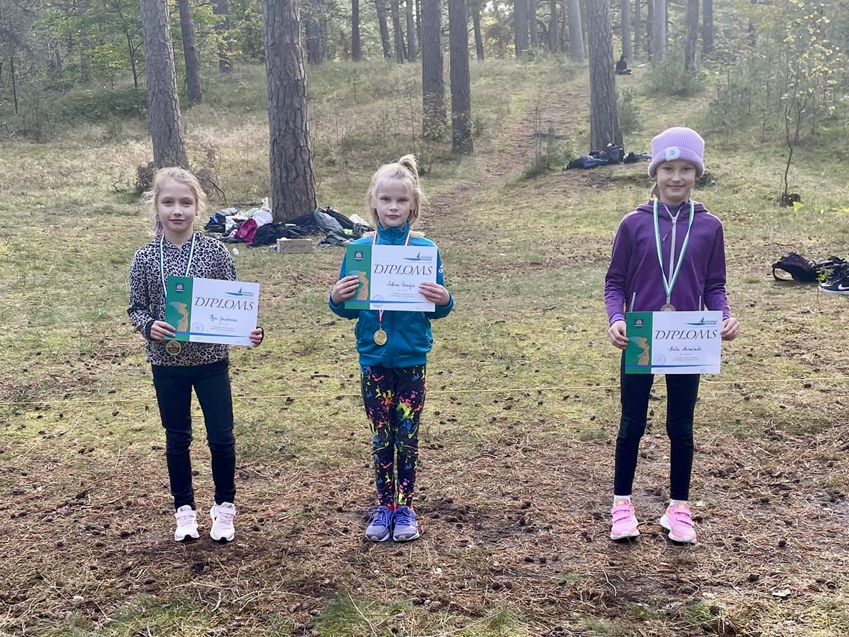 Sportisti ar diplomiem un medaļām