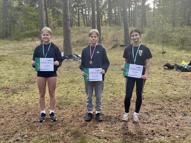 Sportisti ar diplomiem un medaļām
