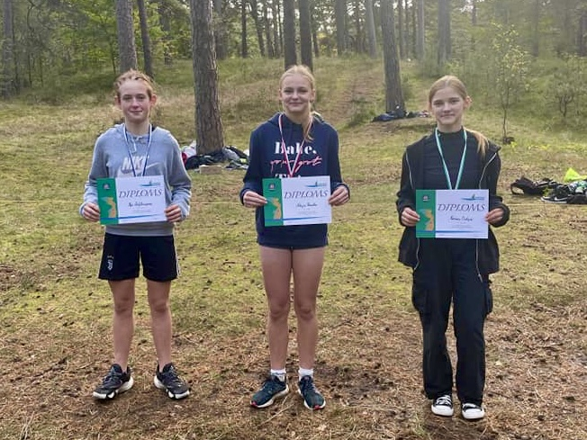 Sportisti ar diplomiem un medaļām