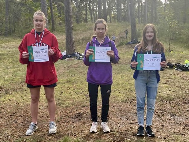 Sportisti ar diplomiem un medaļām