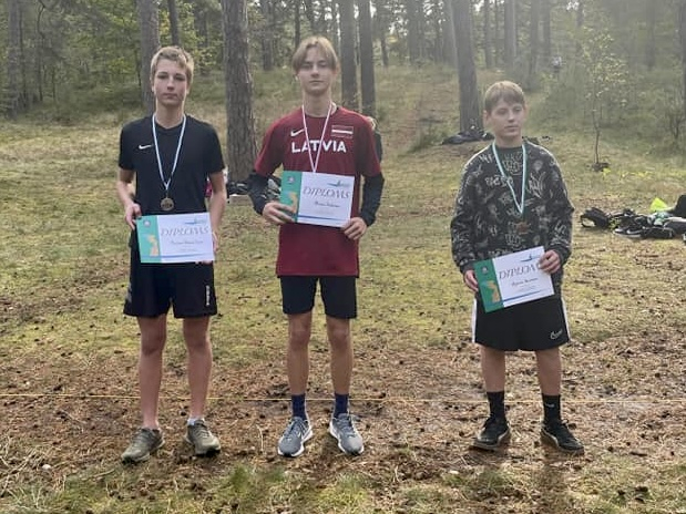 Sportisti ar diplomiem un medaļām