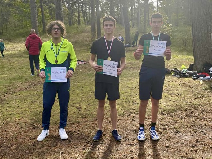 Sportisti ar diplomiem un medaļām