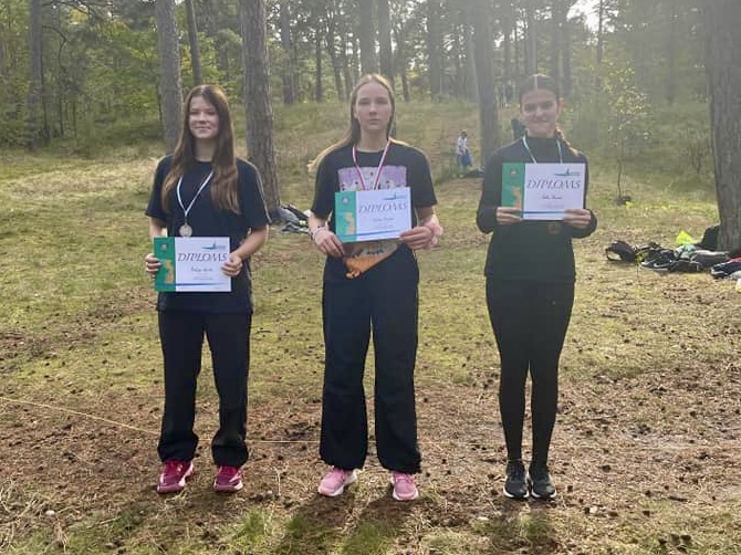 Sportisti ar diplomiem un medaļām