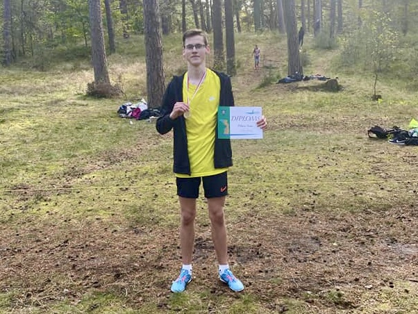 Sportists ar diplomu un medaļu