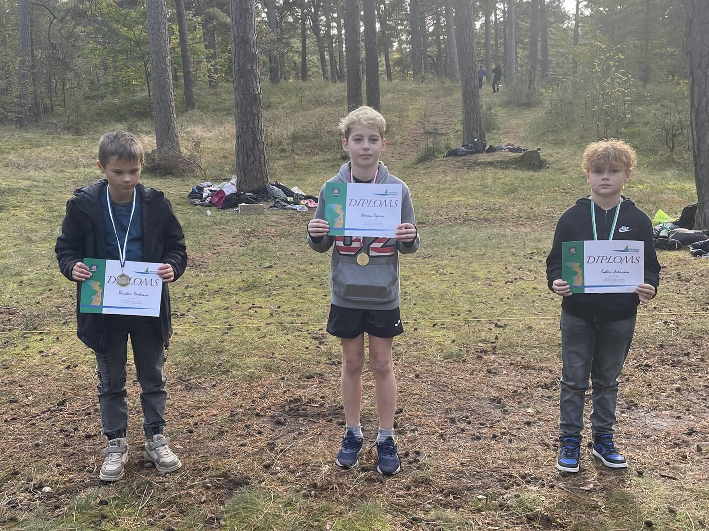 Sportisti ar diplomiem un medaļām