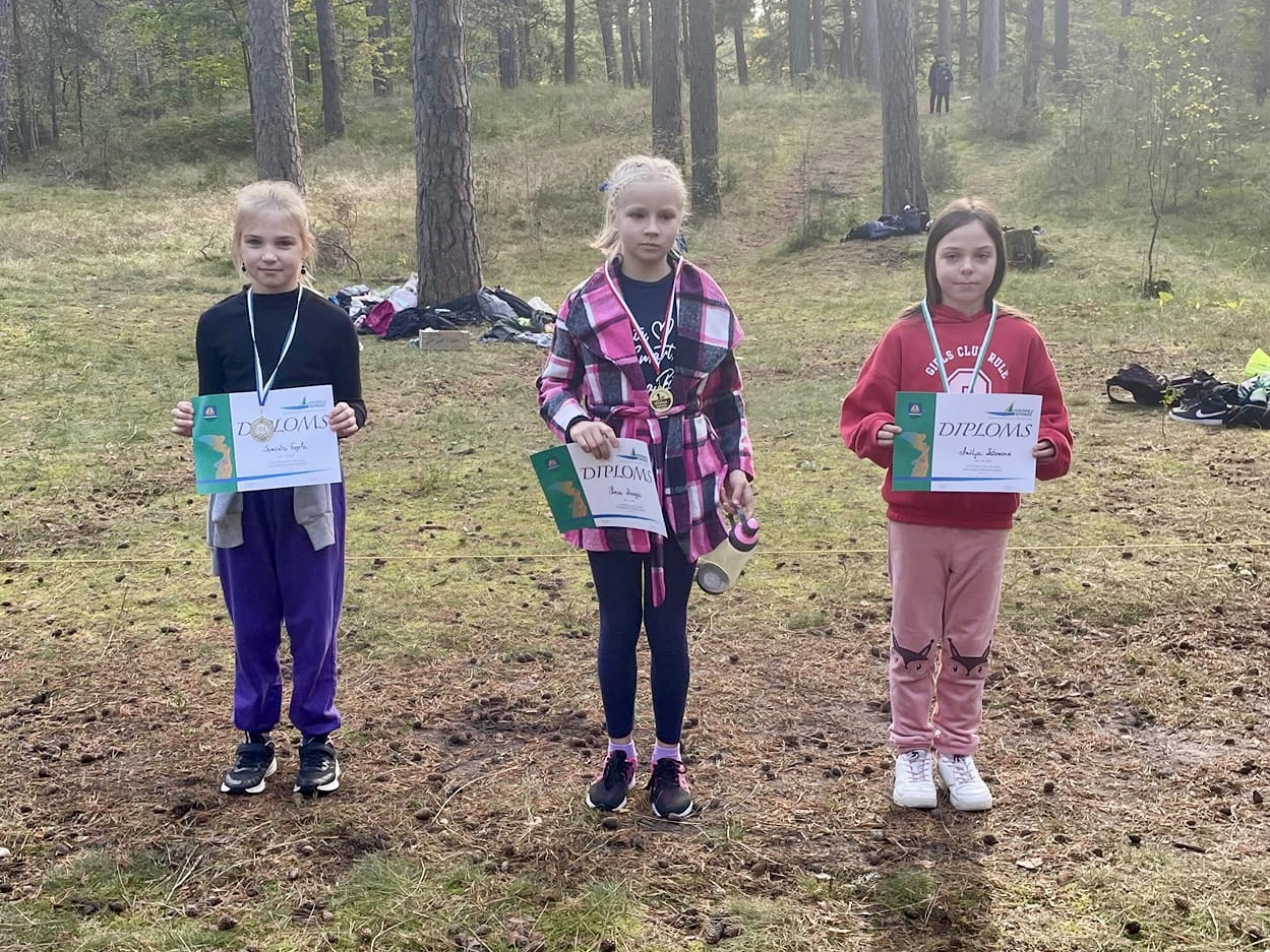 Sportisti ar diplomiem un medaļām