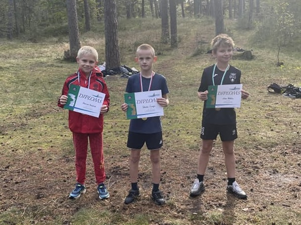 Sportisti ar diplomiem un medaļām