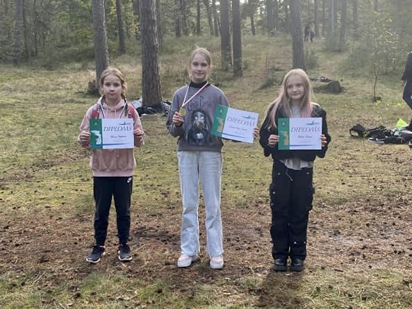 Sportisti ar diplomiem un medaļām