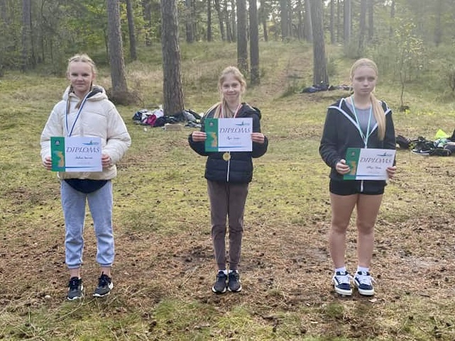Sportisti ar diplomiem un medaļām