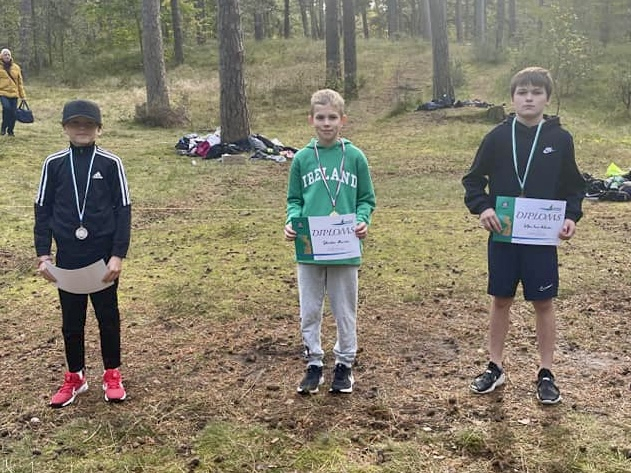 Sportisti ar diplomiem un medaļām