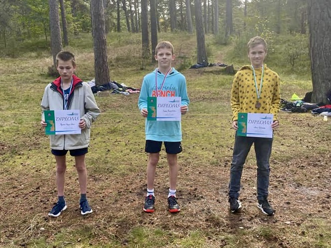 Sportisti ar diplomiem un medaļām