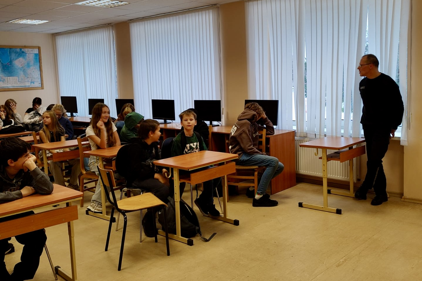 Ventspils novada pašvaldības policija Užavas pamatskolā vada izglītojošās lekcijas
