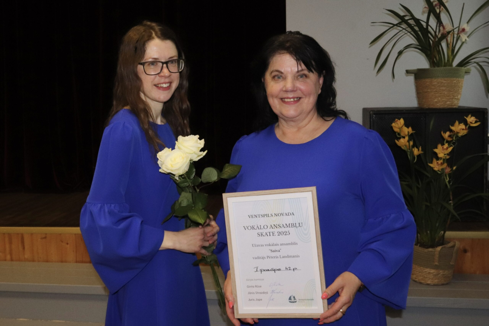 Kolektīvs saņem diplomu