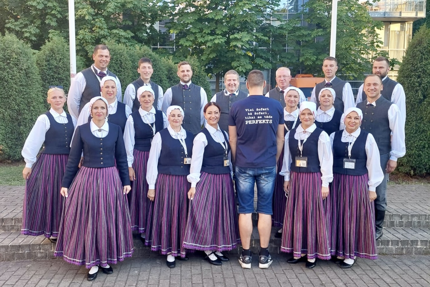 Deju kolektīva kopbilde ar šoferīti