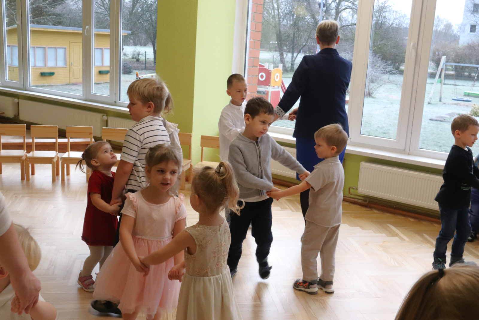 Bērni piedalījās jautrās aktivitātēs