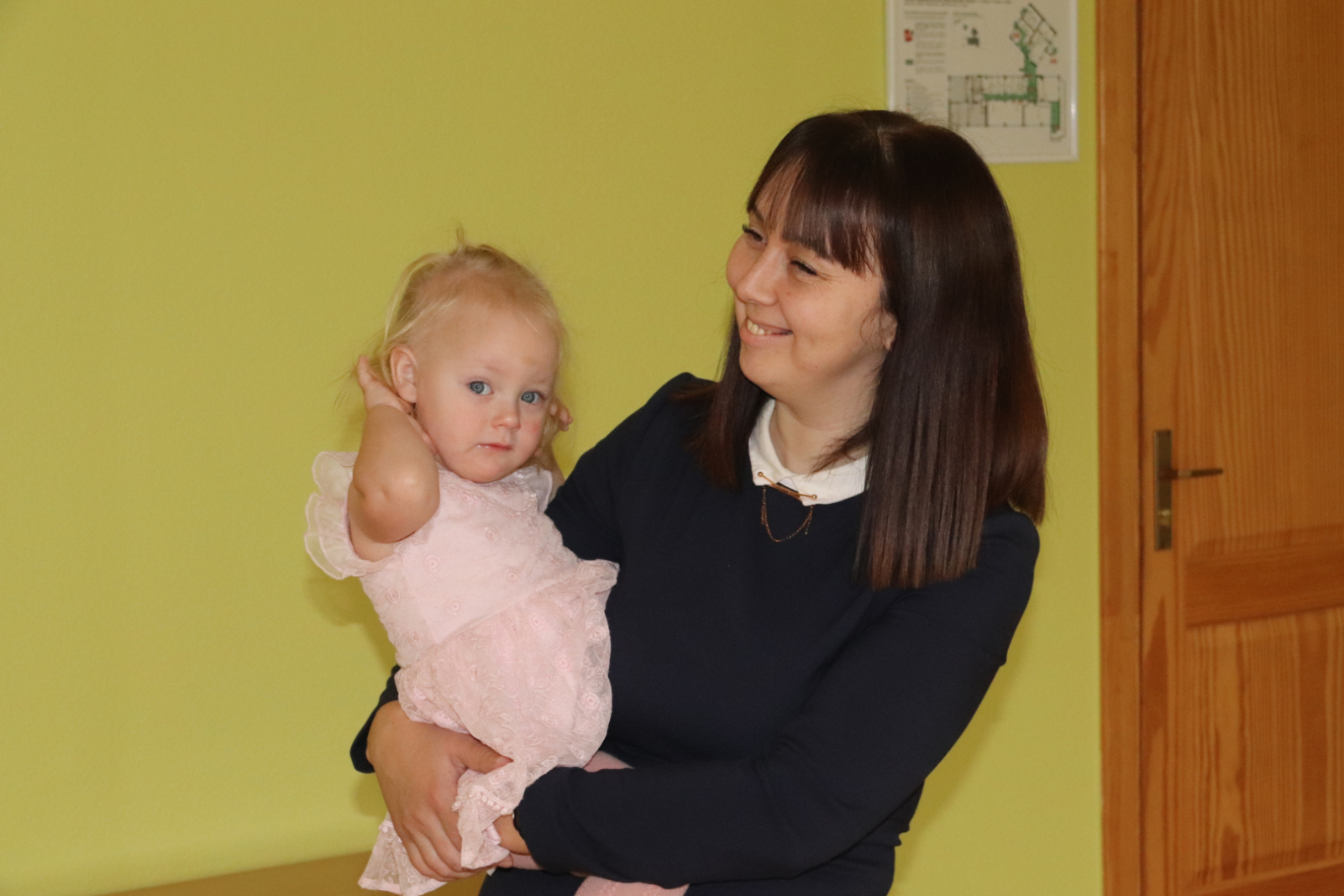 Audzinātāja un bērniņš izklaidējās