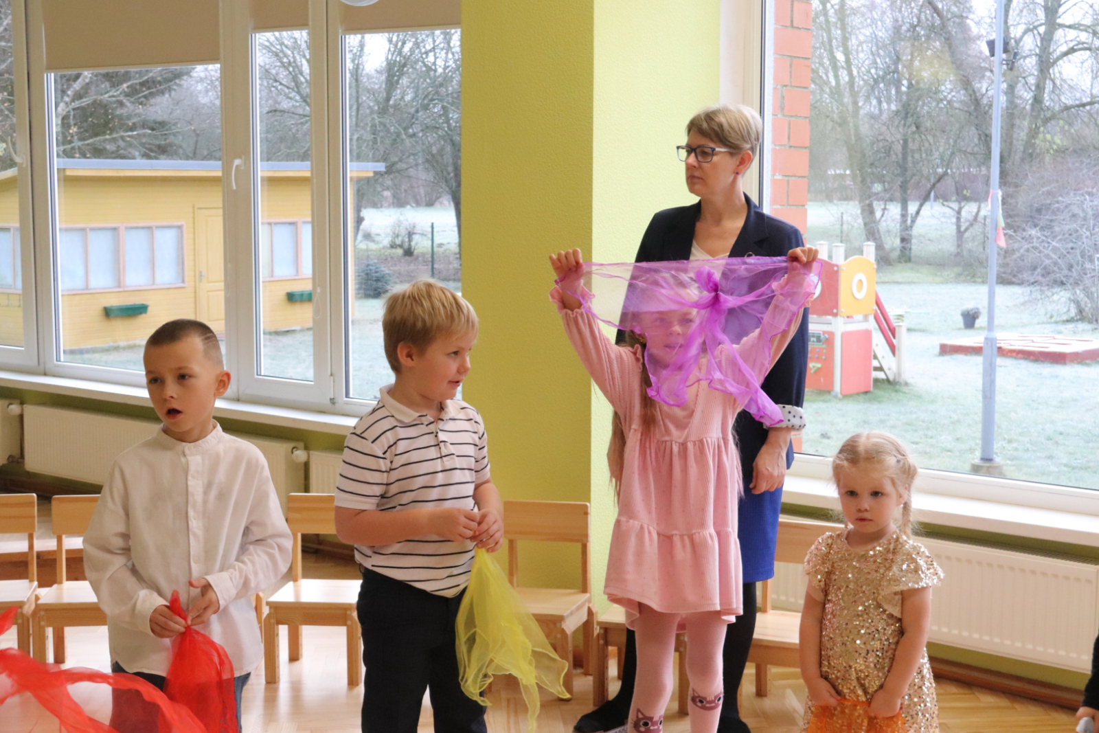 Bērni piedalījās jautrās aktivitātēs