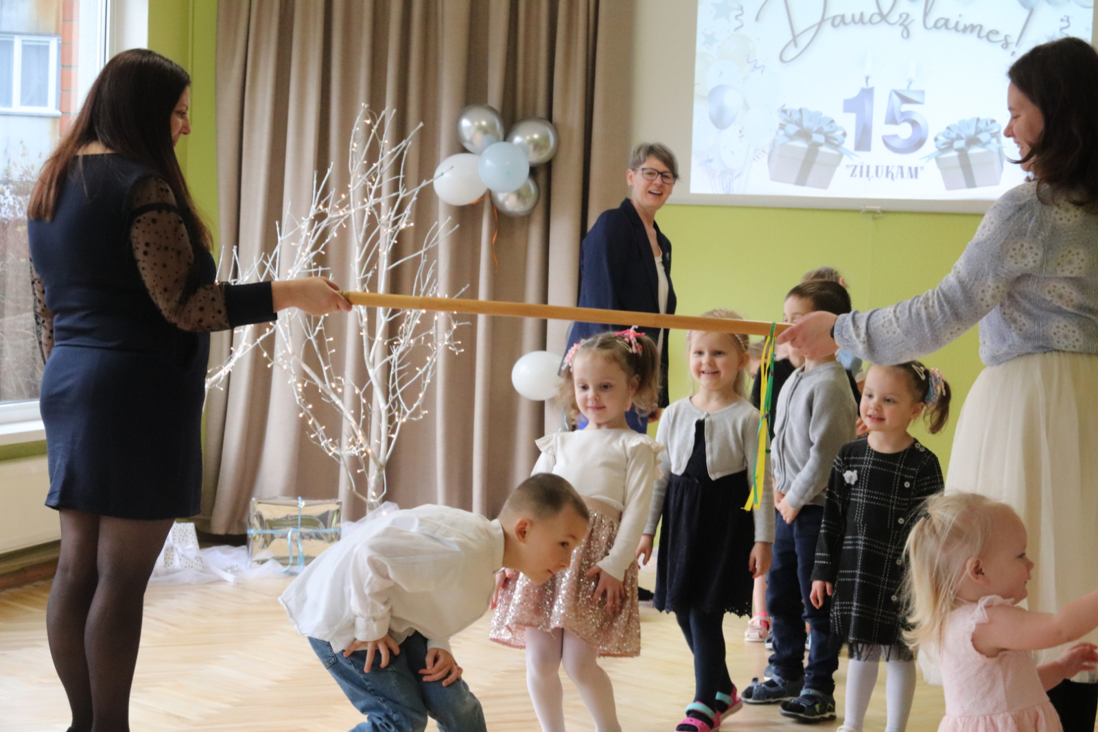 Bērni piedalījās jautrās aktivitātēs