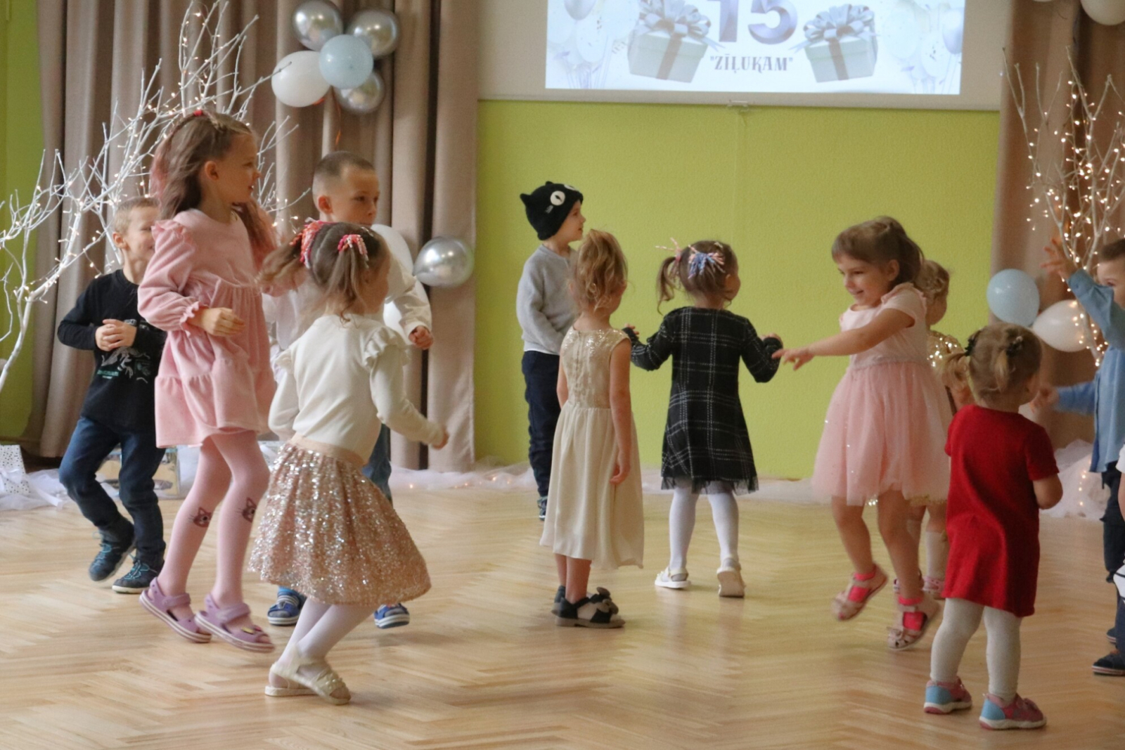 Bērni piedalījās jautrās aktivitātēs