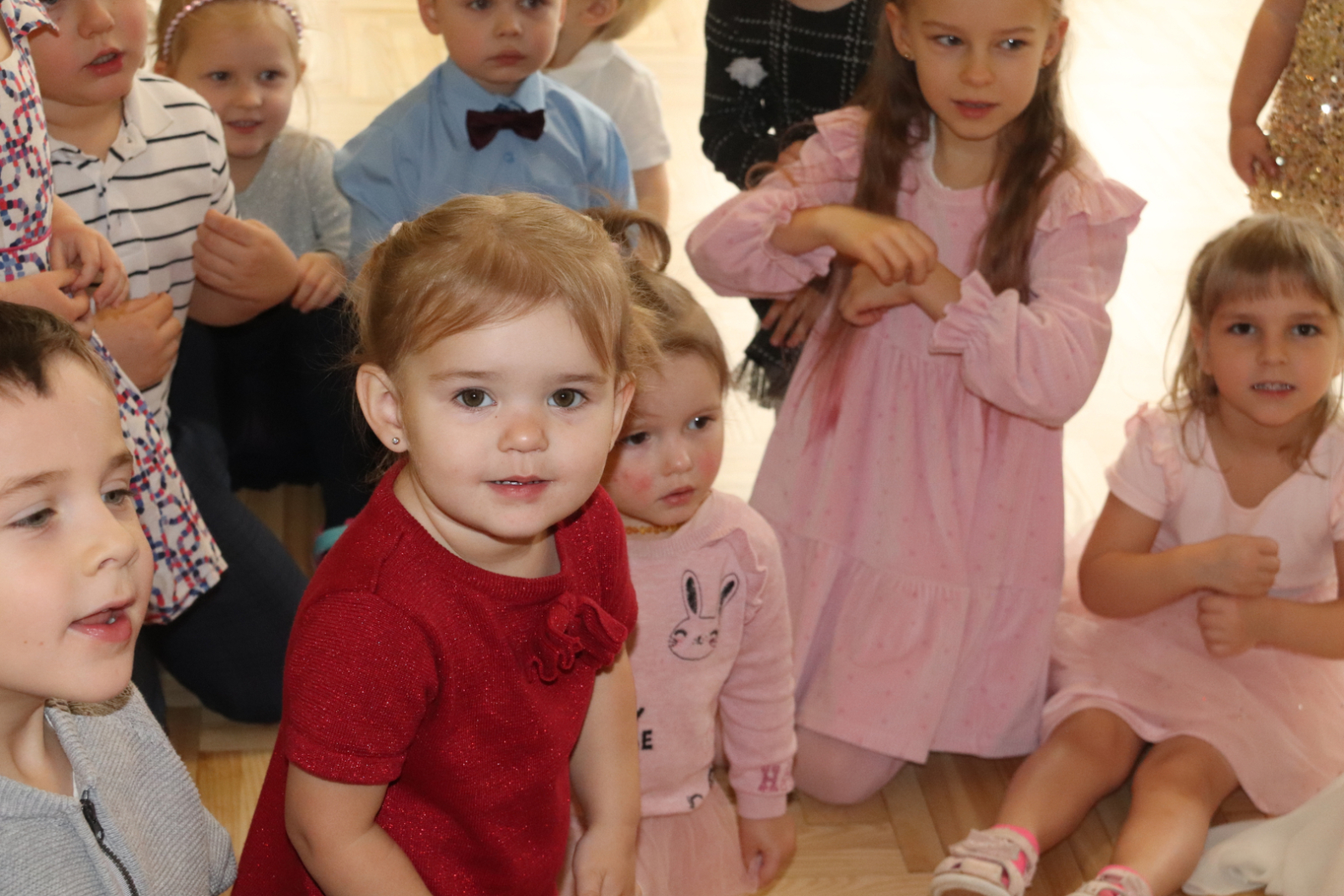 Bērni piedalījās jautrās aktivitātēs