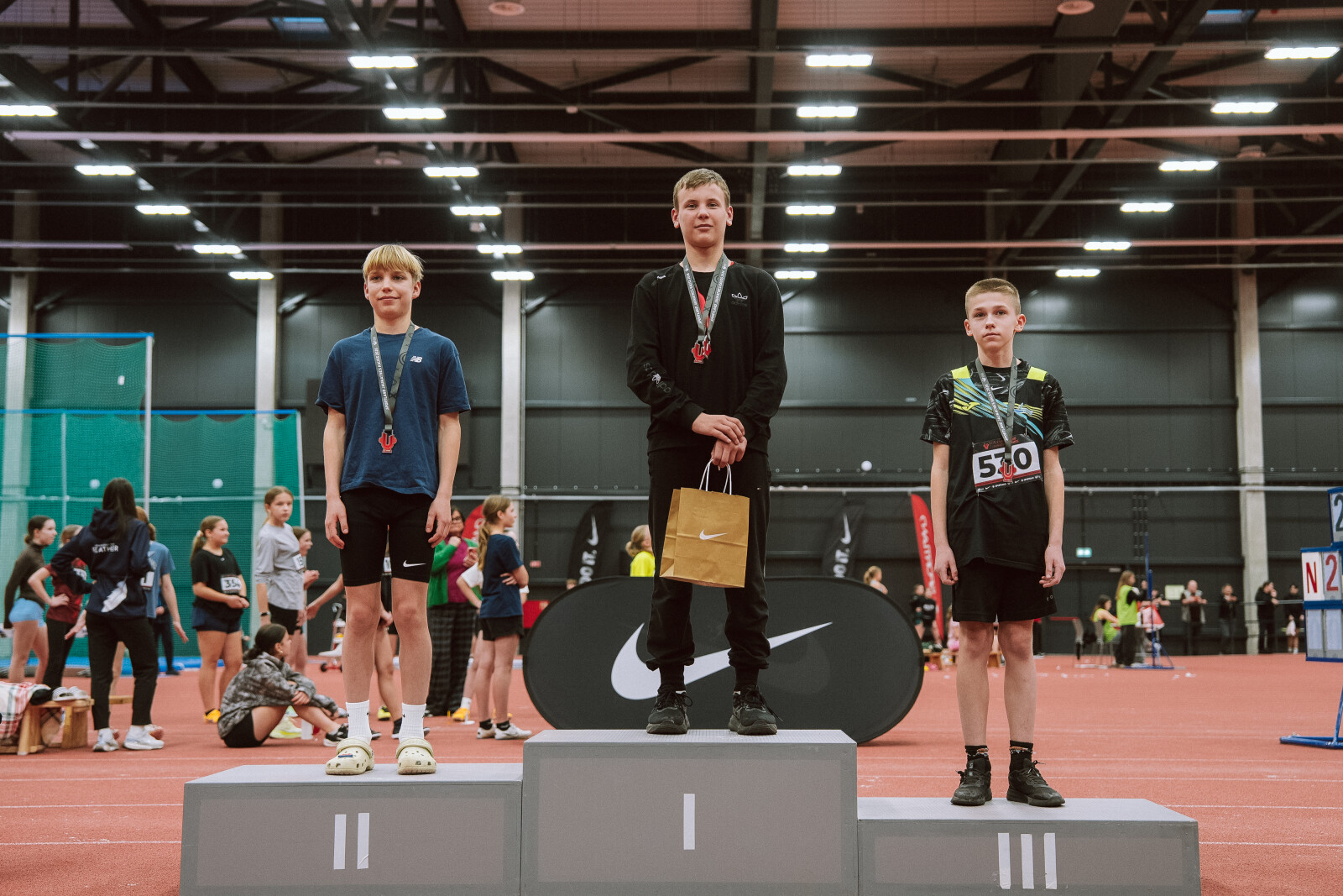 Jaunie sportisti uz pjedestāla 