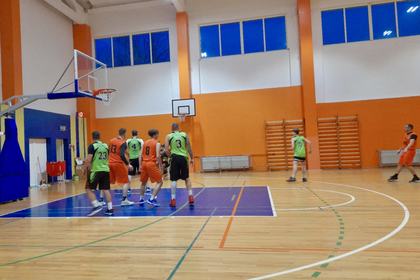 Spēlē basketbolu
