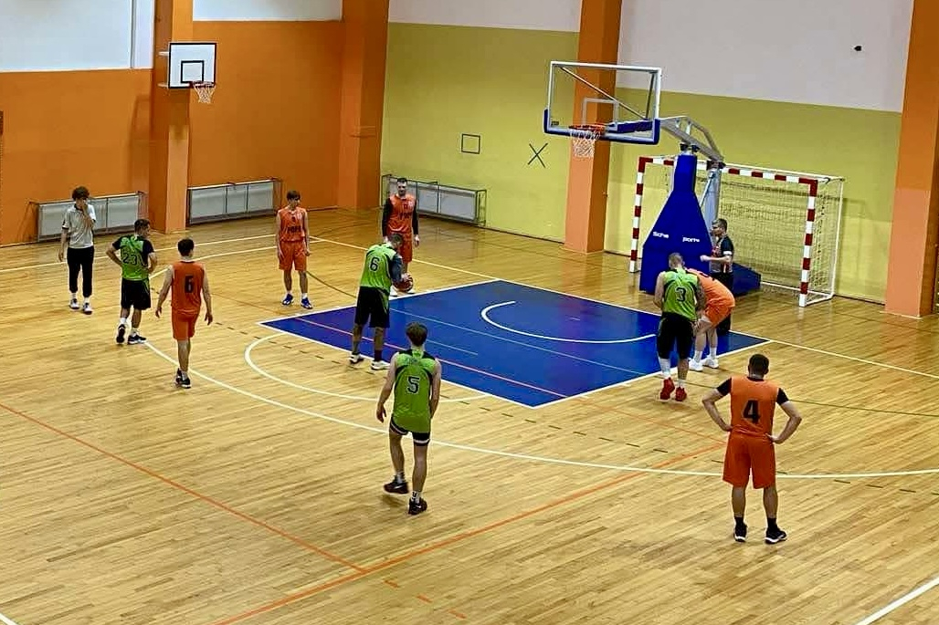 Spēlē basketbolu