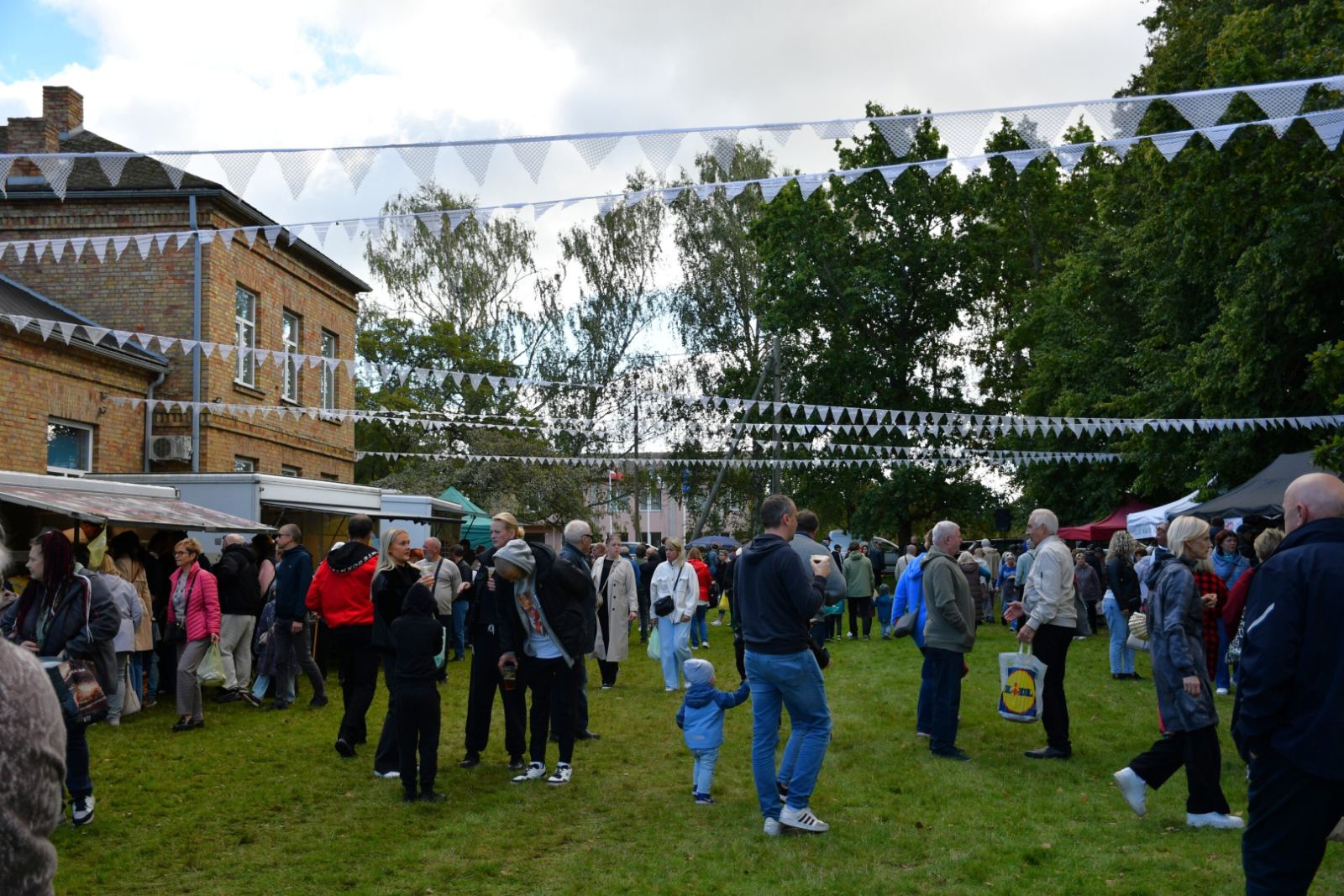 Zivju tirgum rekordliels tirgotāju skaits