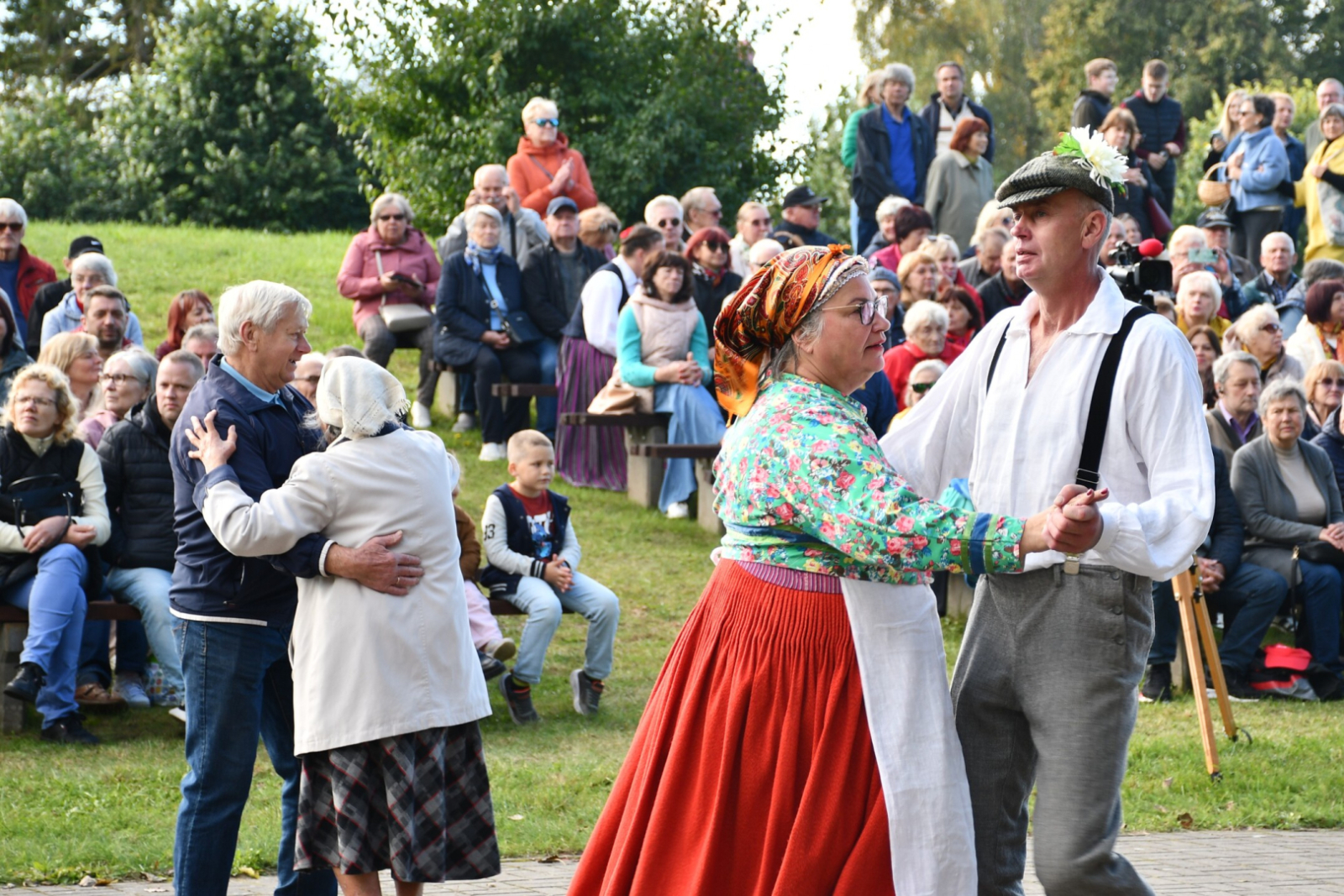 Pāri dejā pie vokālā ansambļa