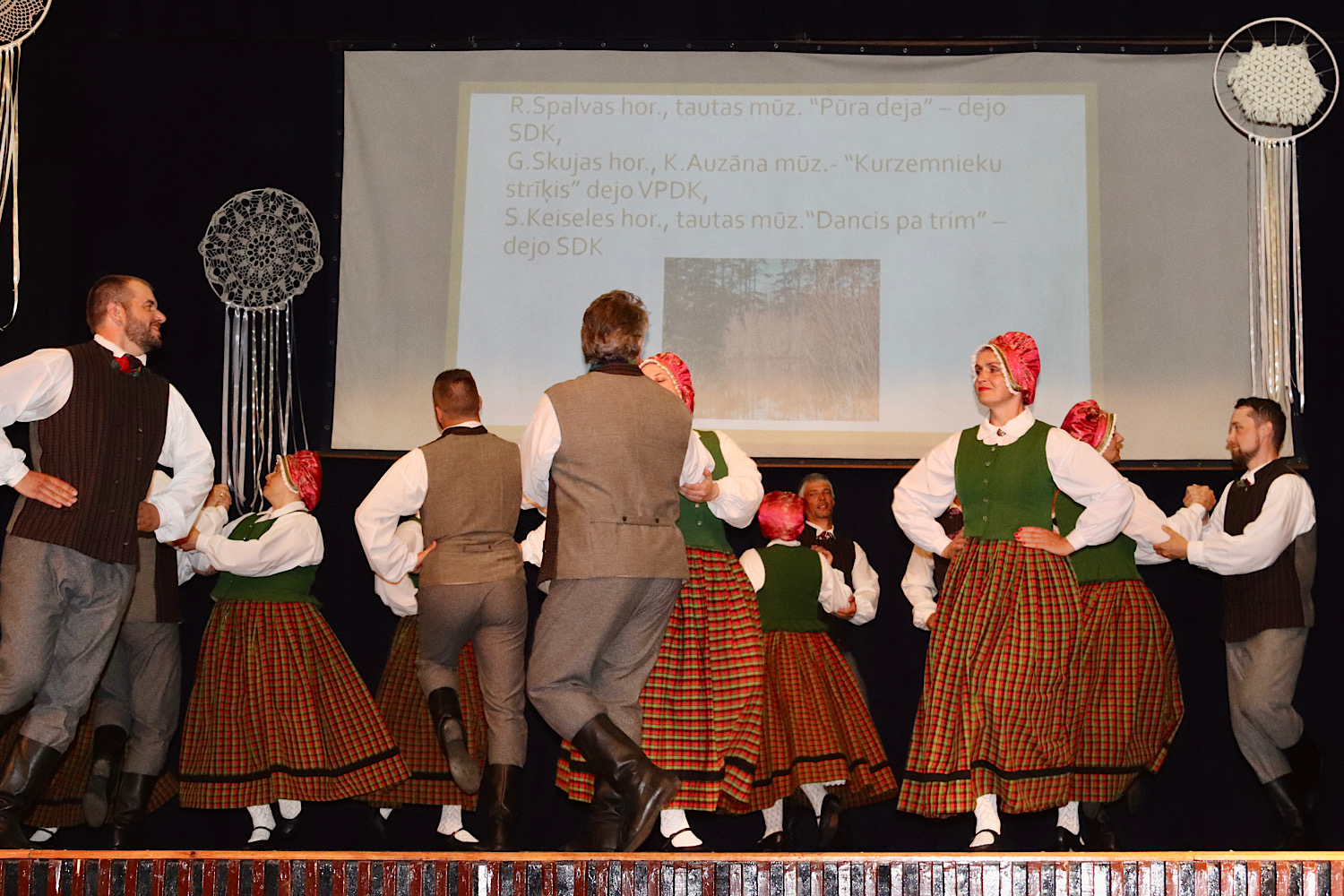 Dejo tautas deju kolektīvs