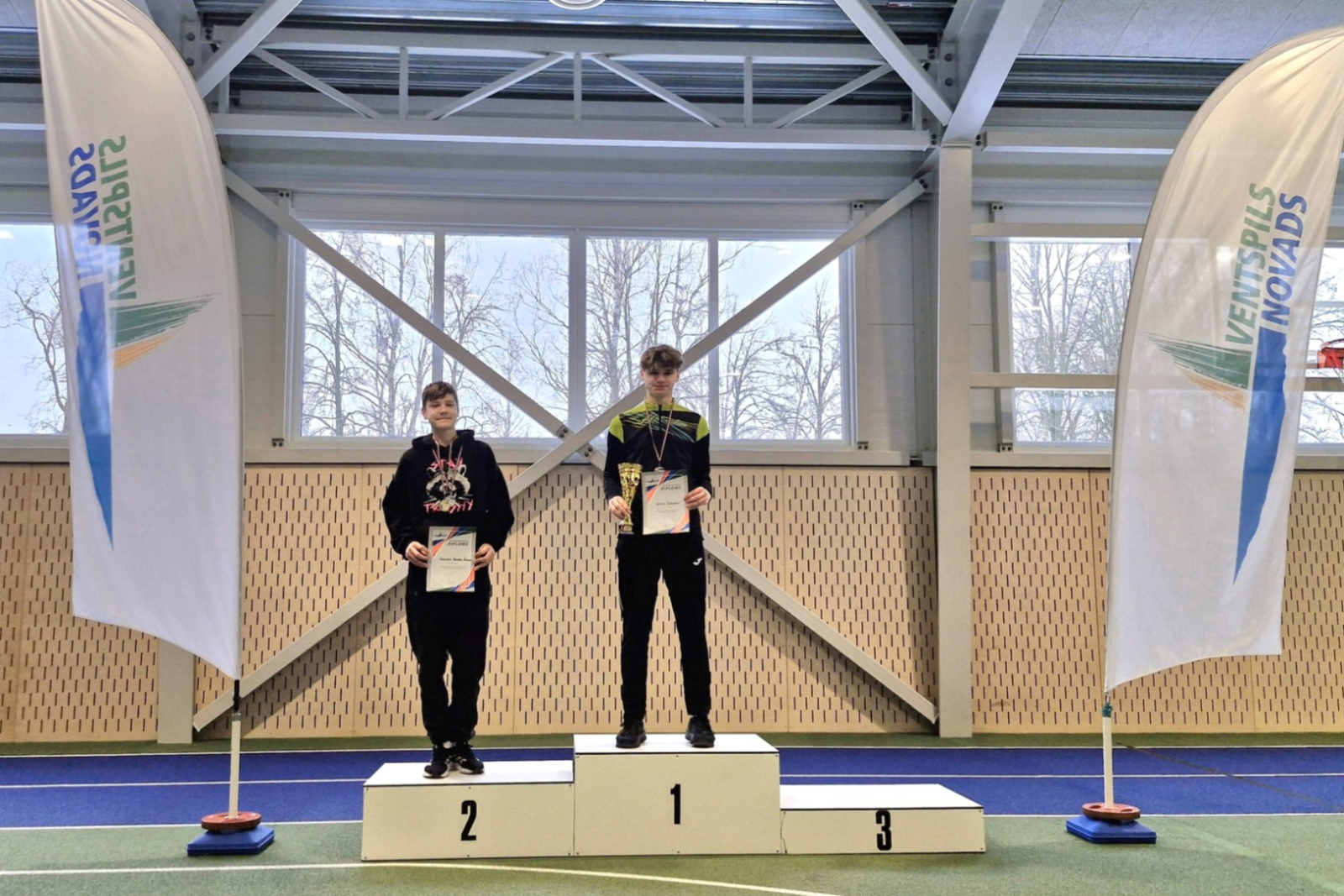 Augstlēkšanas zēnu pjedestāls