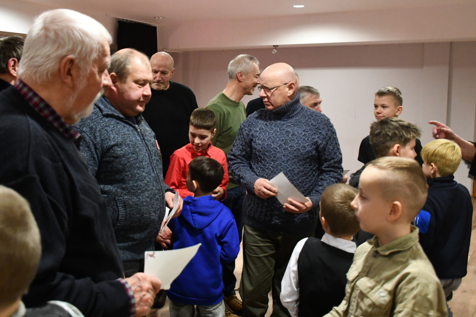 Puzes barikāžu dalībnieki saņem uzzīmētas bildītes no jauniešiem