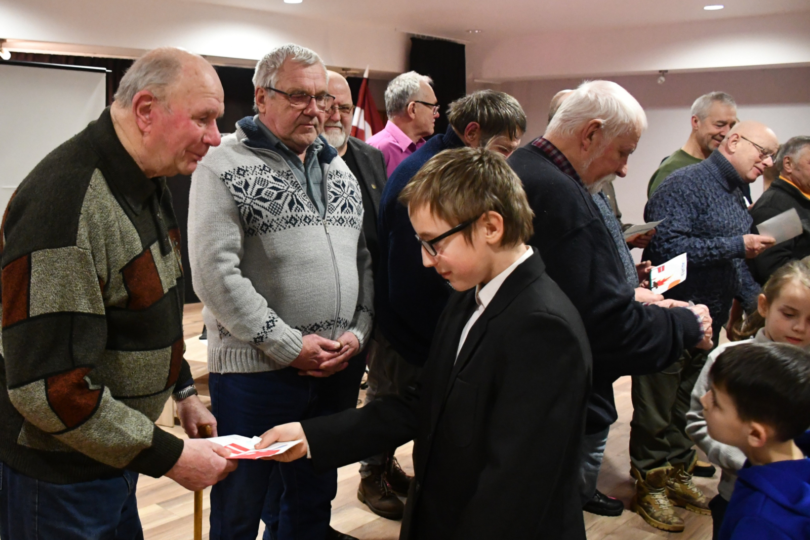 Puzes barikāžu dalībnieki saņem uzzīmētas bildītes no jauniešiem