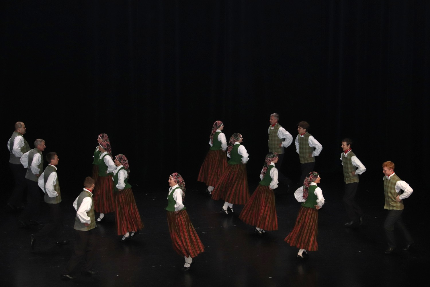 Dejo tautas deju kolektīvs