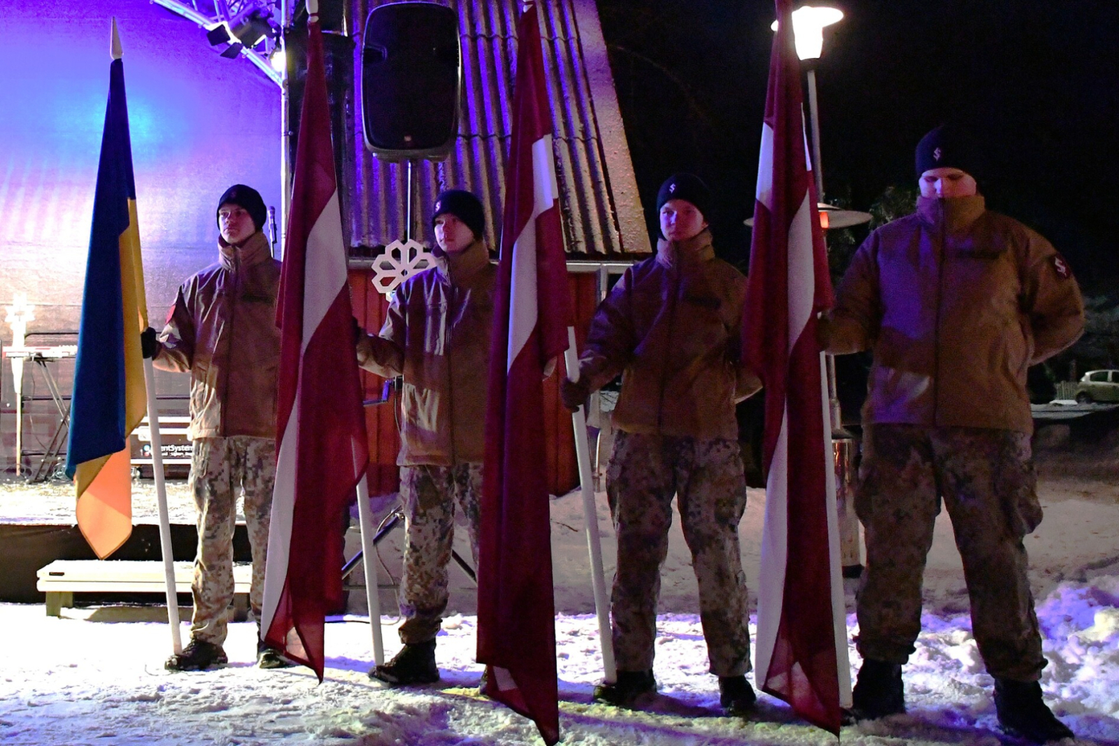 Jaunsargi ar karogiem