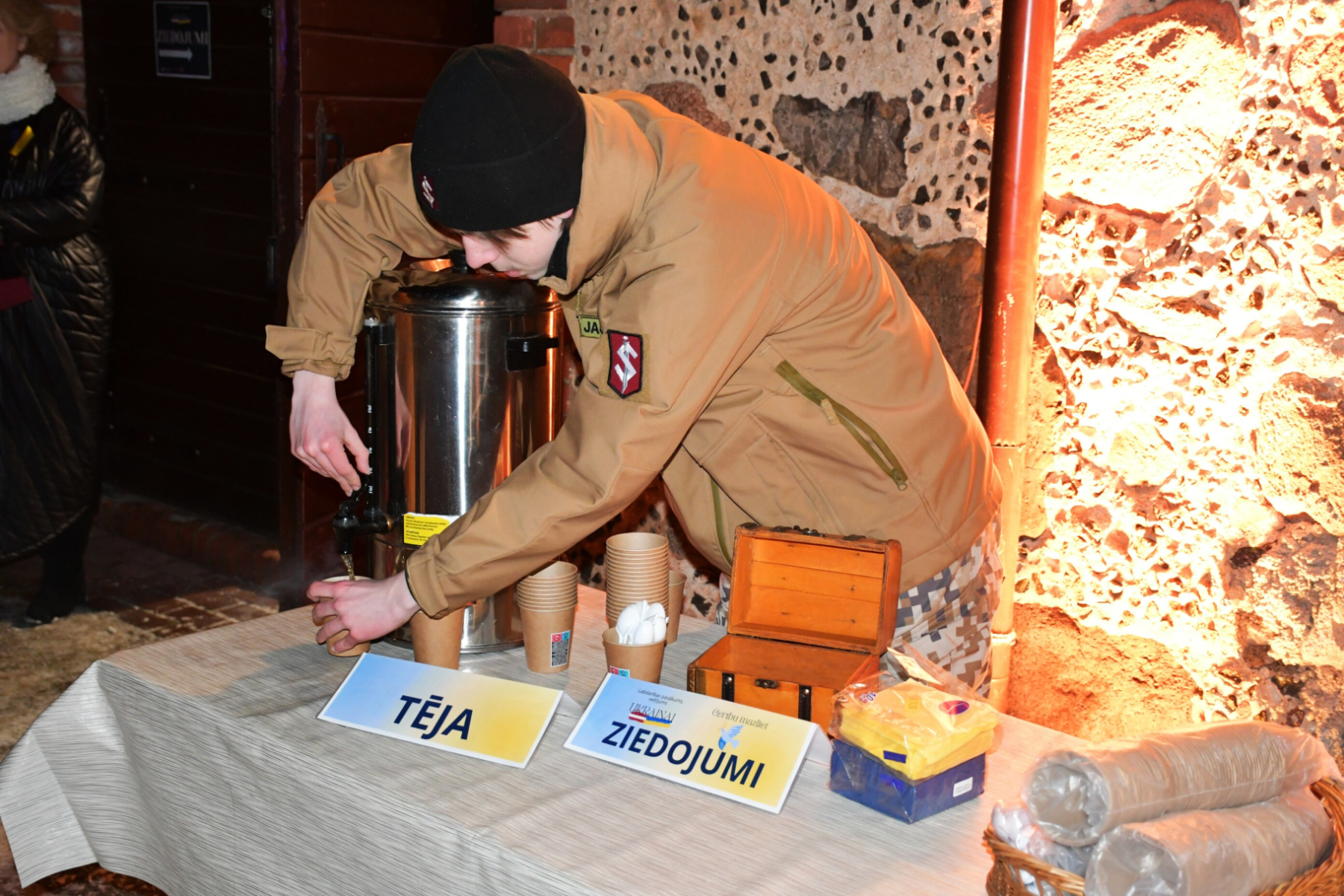 Jaunsargi piedāvāja siltu tēju