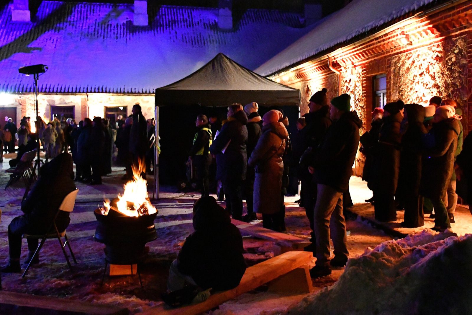 Popes kultūras nama iekšpagalmā pulcējās pasākuma apmeklētāji