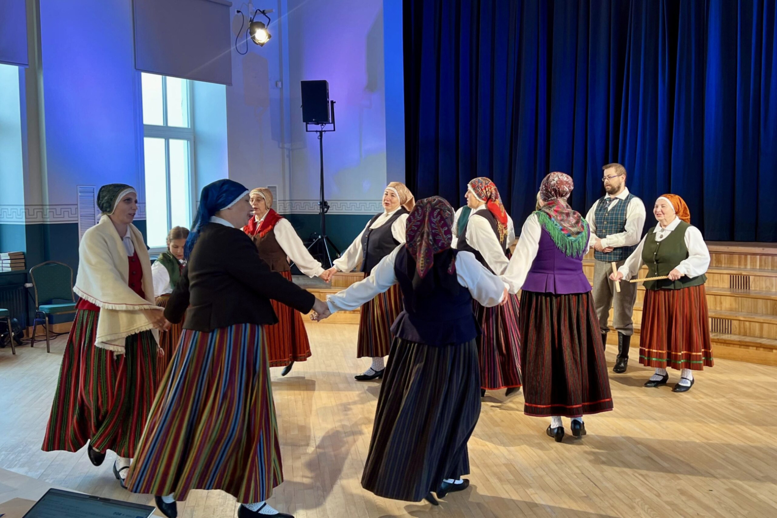 Dzied folkloras kopa
