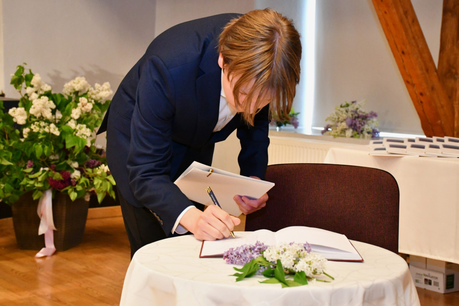 Skolēns parakstās grāmatā