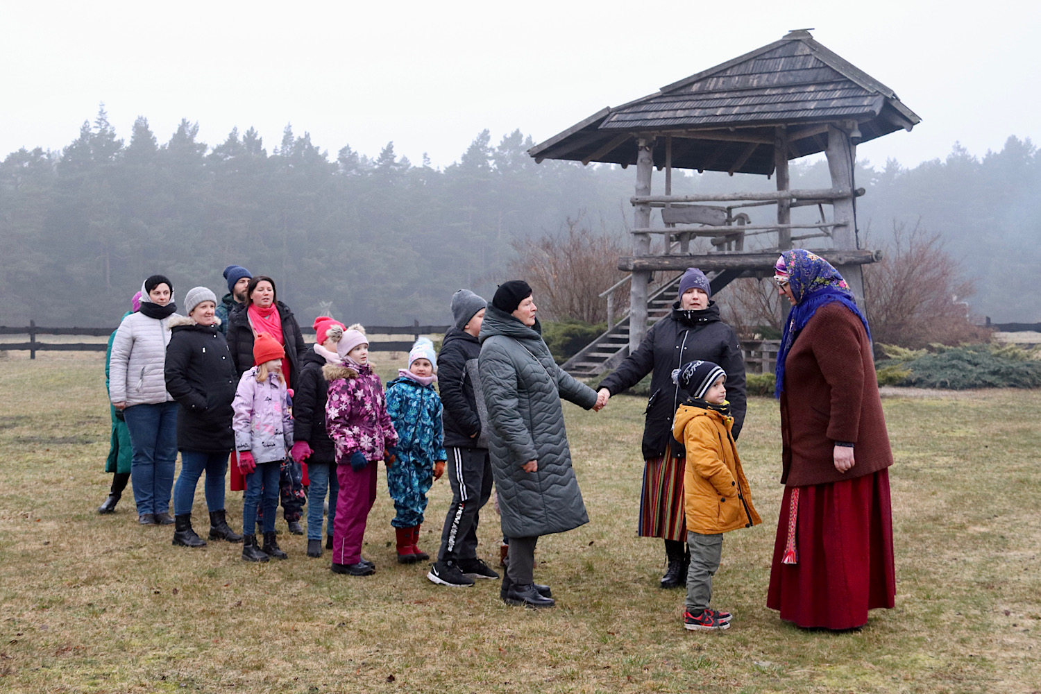 Pasākuma apmeklētāji iet rotaļās
