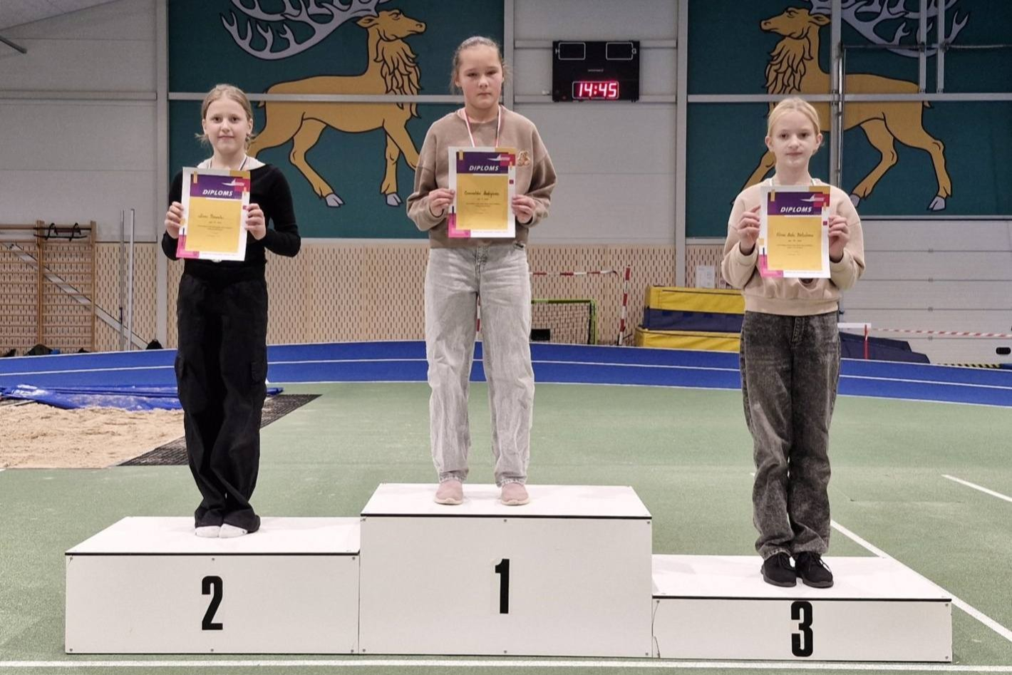 Lodes grūšanas U12 meiteņu pjedestāls