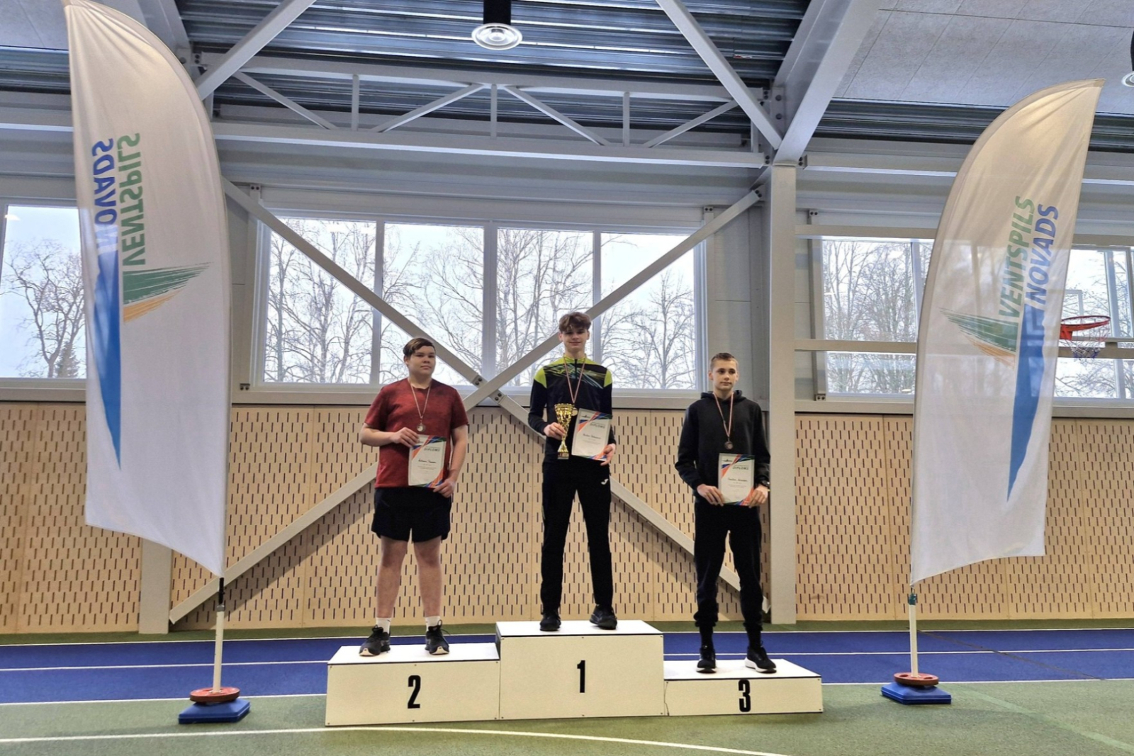 Lodes grūšanas zēnu pjedestāls